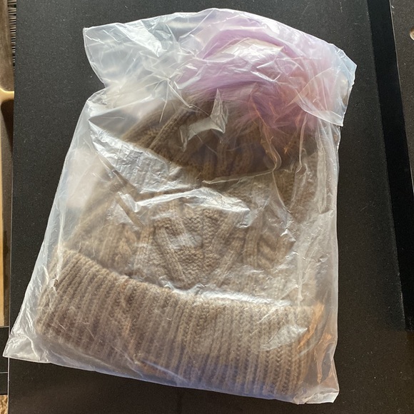 Fabletics Cable Knit Pom Beanie - Picture 6 of 6